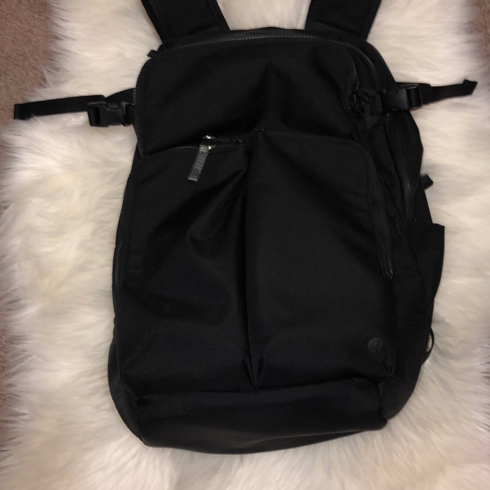 LULULEMON | BLACK ASSERT BACKPACK 30L